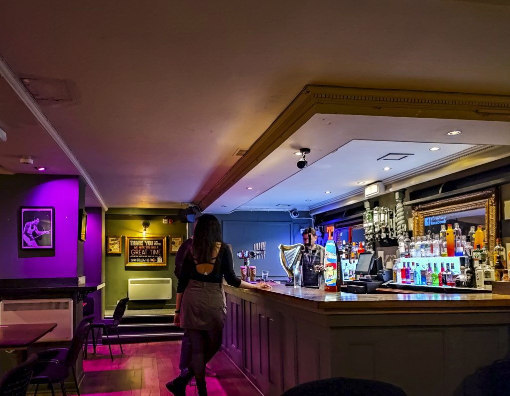 “Escape the Chill: Glasgow Pubs with the Coziest Atmosphere”